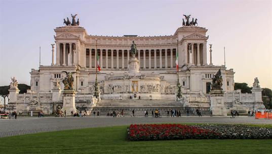 Ebenfalls am Piazza Venezia liegt der überdimensionale „Altar des Vaterlands“, auch „Monumento Nazionale del Vittoriano“ genannt. Das Gebäude wurde 1885 vom Architekt Giuseppe Sacconi zur Erinnerung an den König Vittorio Emanuele II von Savoyen erbaut und 1911 fertig gestellt und eröffnet.